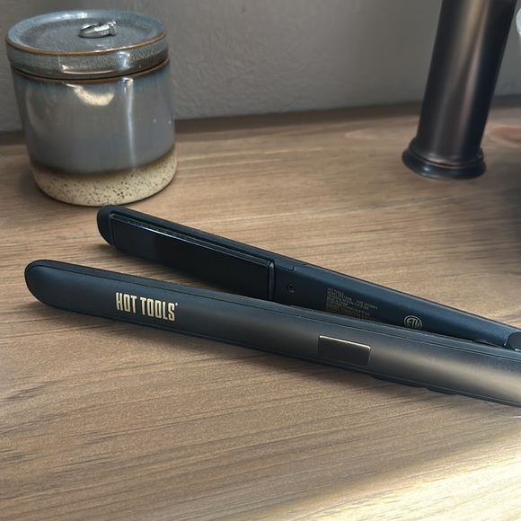 Hot Tools Pro Signature Ceramic + Tourmaline Flat Iron, 1 Inch - Picture 5 of 7